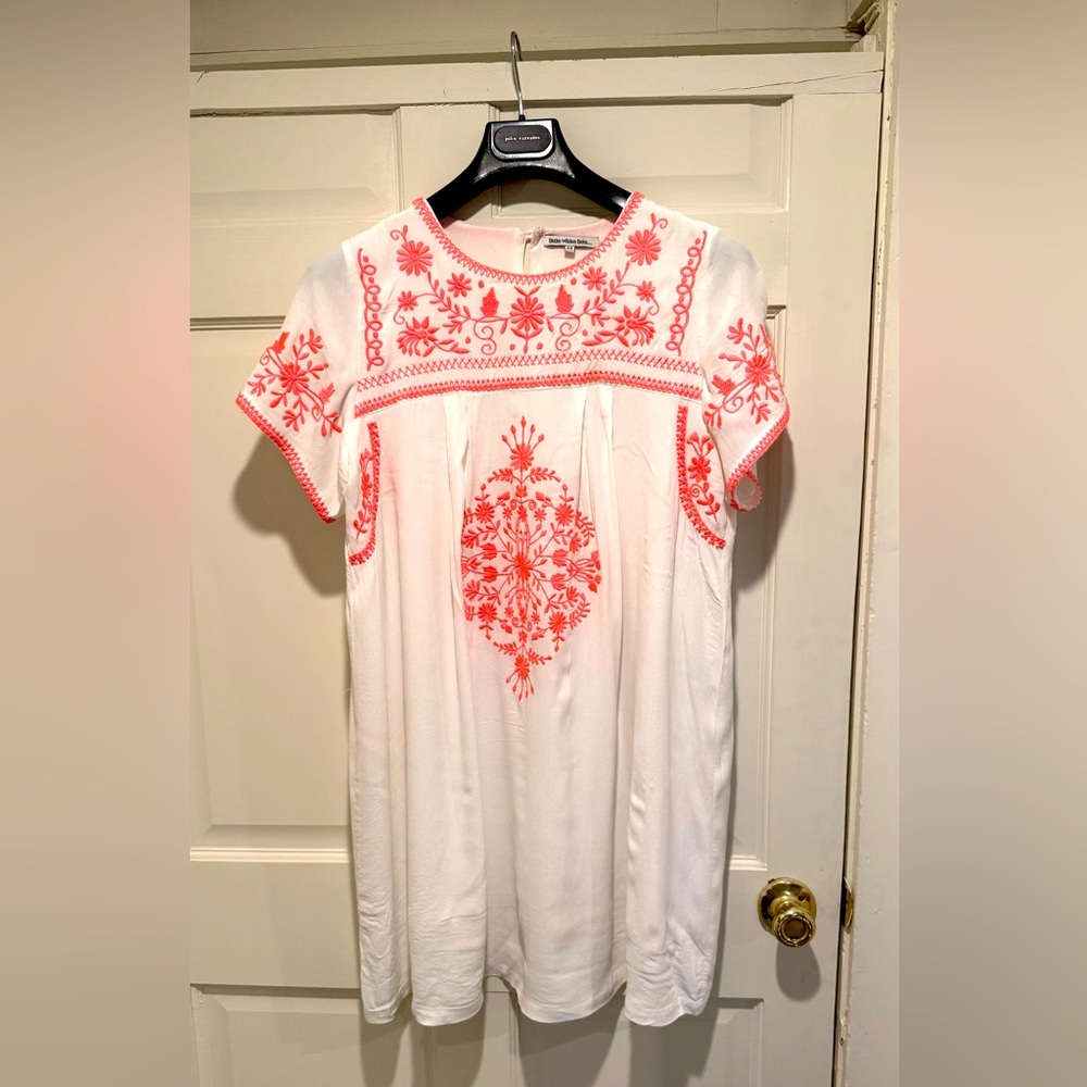 Little White Lies EUC Sz M White Pink Embroidered Flowers Short Sleeve Tunic Top